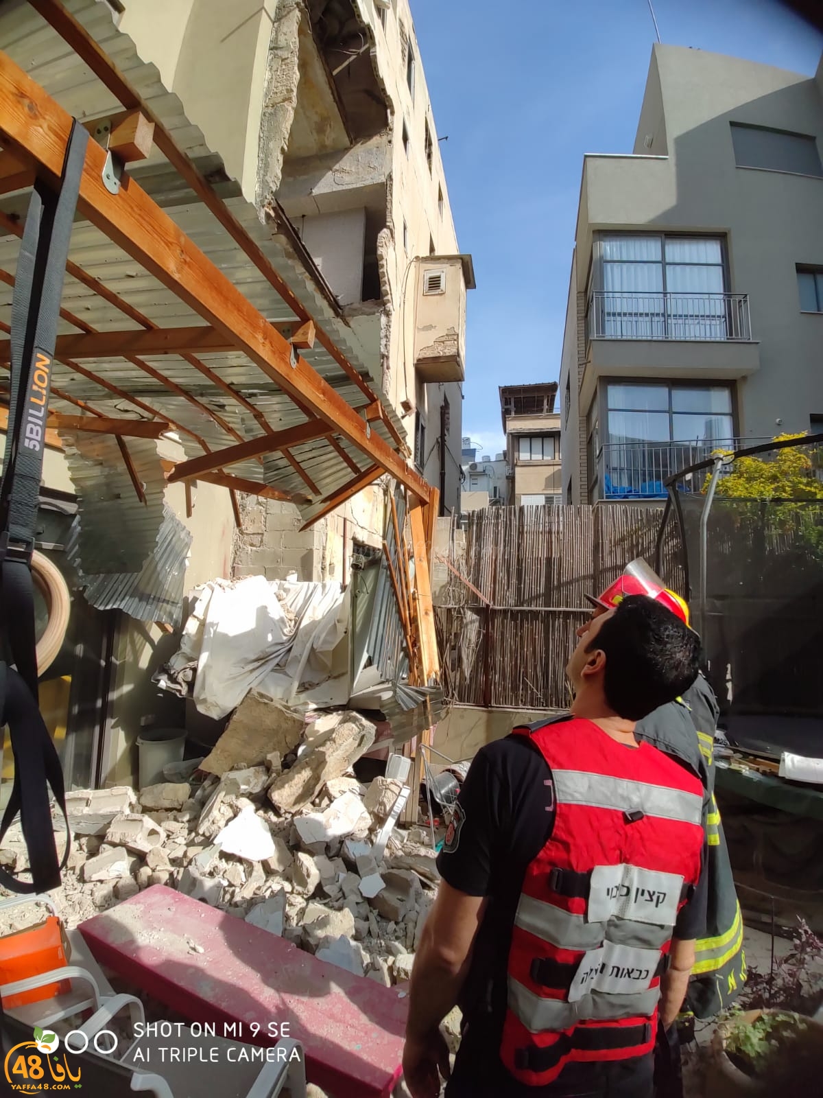  بالصور: انهيار جدار مبنى قرب مسجد حسن بك دون اصابات 